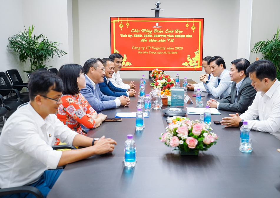 Ông Nguyễn Thế Vinh (Chính giữa, hàng trái) chia sẻ các định hướng chiến lược trong năm mới cùng Ban lãnh đạo tỉnh, khẳng định Nha Trang, Khánh Hòa là địa bàn Kl99ok phiên bản mới chiến lược, lâu dài của của Kl991.com World Cup 2026 Chính Thức.