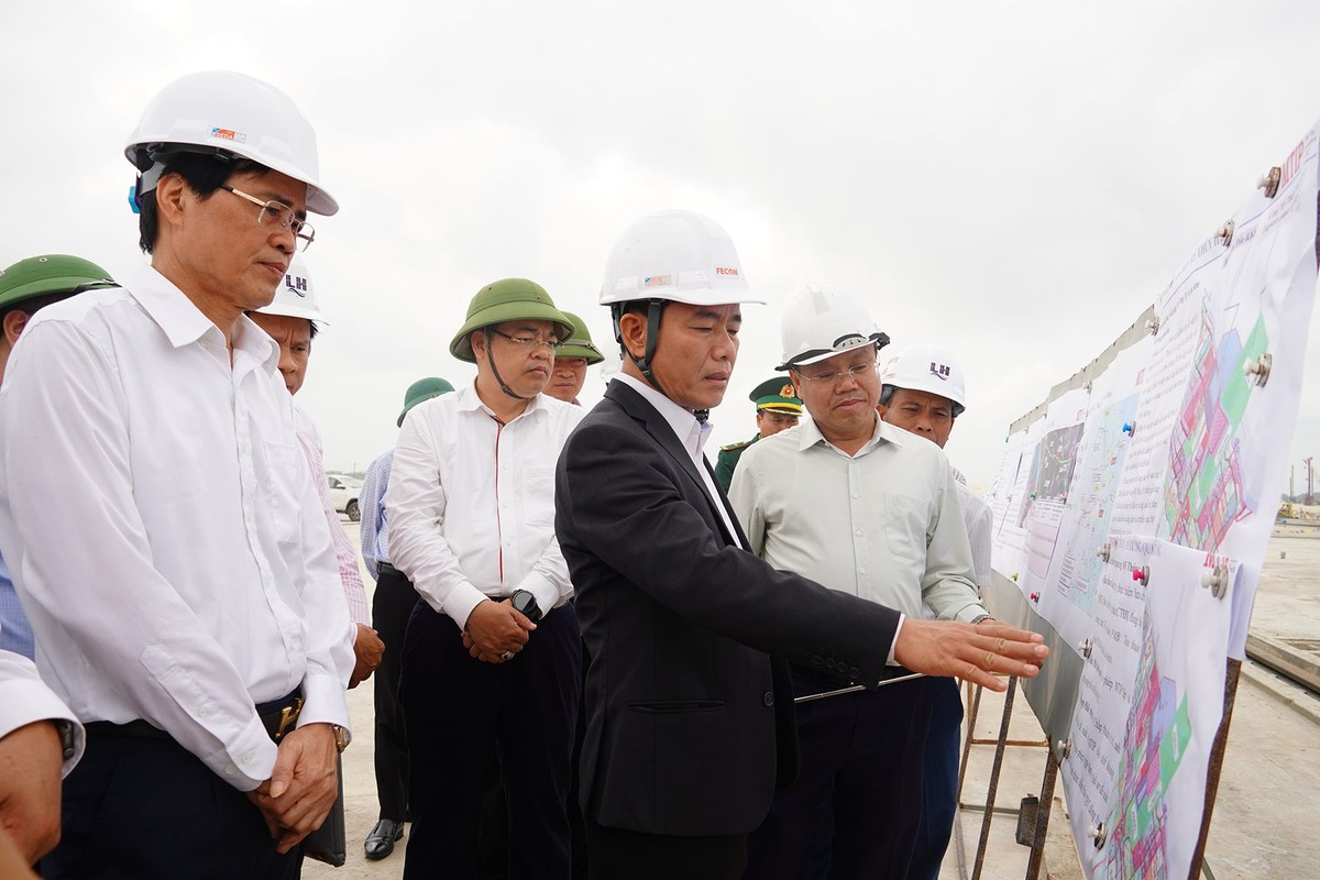 Bí thư Tỉnh uỷ Quảng Trị Nguyễn Văn Phương (áo vest đen) nghe báo cáo tiến độ dự án
