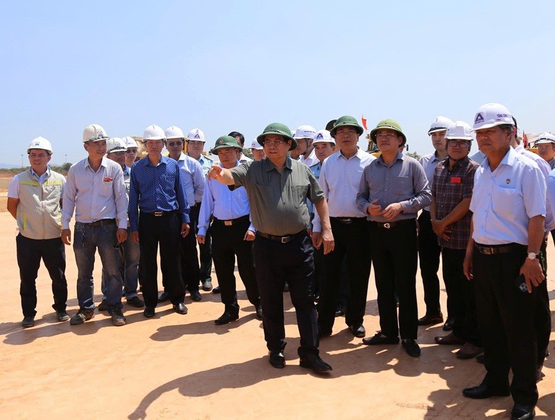 Thủ tướng Phạm Minh Chính cùng lãnh đạo các bộ, ngành trung ương kiểm tra tiến độ thi công Dự án Đường cất hạ cánh số 2 Cảng hàng không Phù Cát.