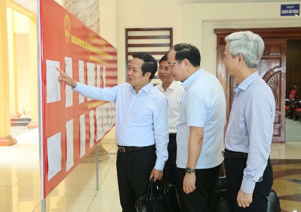 Lãnh đạo tỉnh Hưng Yên, lãnh đạo phường Phố Hiến kiểm tra danh sách niêm yết người ứng cử và cử tri tại trụ sở phường Phố Hiến.
