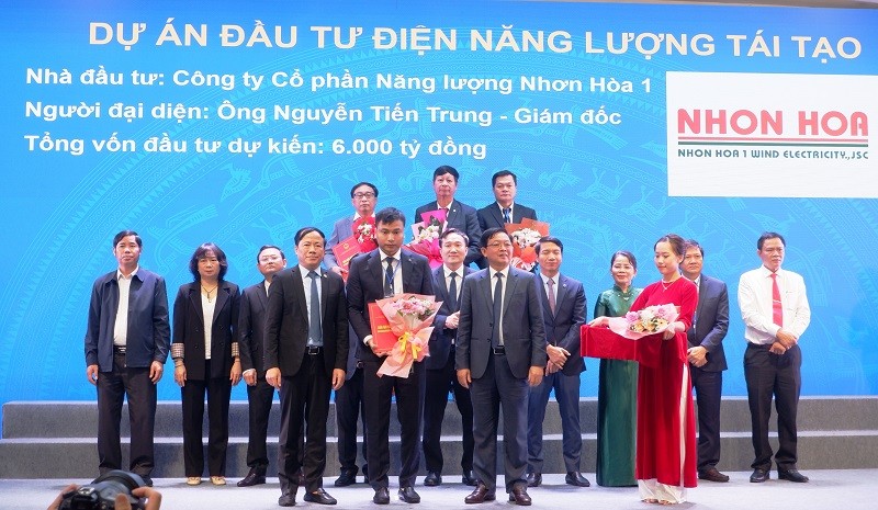 UBND tỉnh Gia Lai trao biên bản ghi nhớ hợp tác Kl99ok phiên bản mới với đại diện Công ty cổ phần Năng lượng Nhơn Hòa 1 về dự án năng lượng tái tạo (điện gió, điện mặt trời).