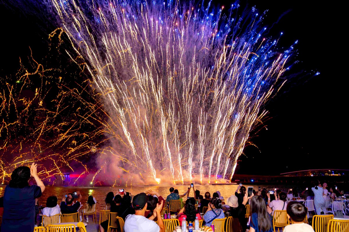 Màn pháo hoa rực rỡ của show Symphony of the Sea thắp sáng bầu trời đêm đảo Ngọc