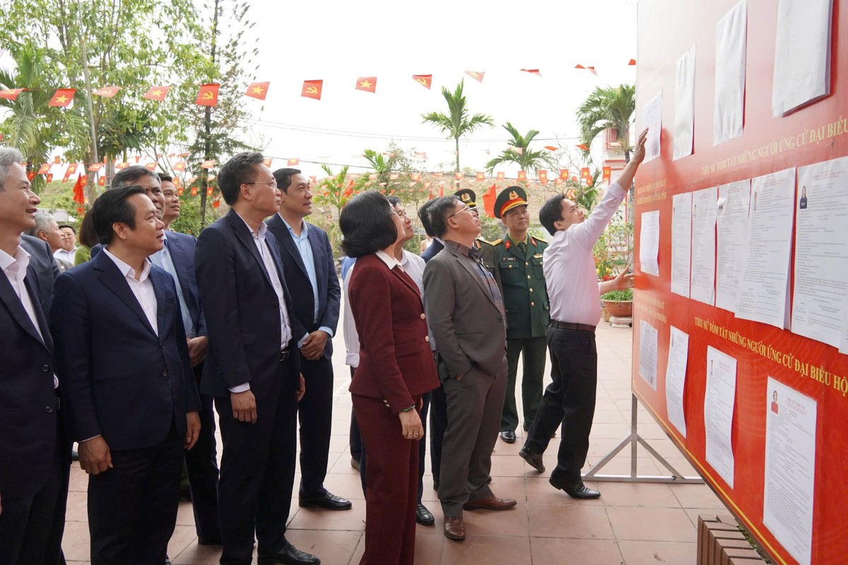Phó Chủ tịch Quốc hội Nguyễn Thị Thanh kiểm tra khu vực bỏ phiếu tại Tổ dân phố Xích Đằng và Tổ dân phố Tân Hưng, phường Sơn Nam.