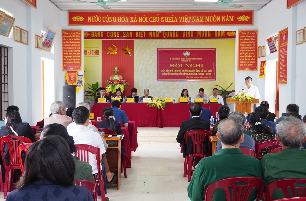 Toàn cảnh buổi tiếp xúc cử tri tại Tổ dân phố Hà Thôn, phường Đồng Hới, tỉnh Quảng Trị.