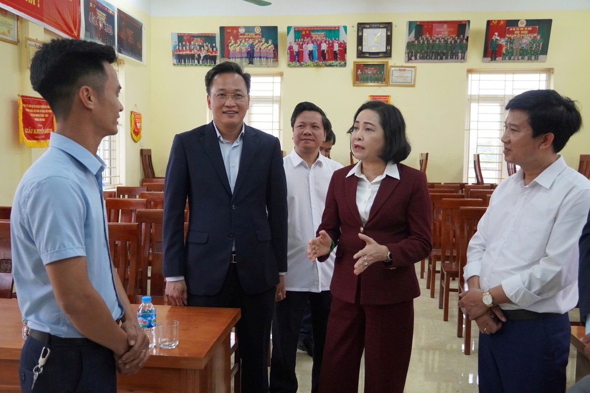 Phó Chủ tịch Quốc hội Nguyễn Thị Thanh kiểm tra cơ sở vật chất chuẩn bị cho bầu cử tại tổ dân phố Tân Hưng, phường Sơn Nam.