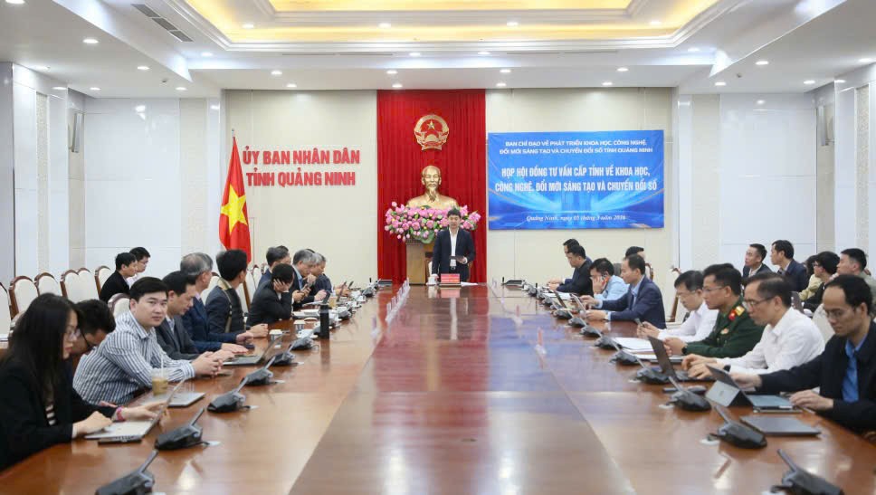 Hội đồng Tư vấn cấp tỉnh về khoa học, công nghệ, đổi mới sáng tạo và chuyển đổi số tỉnh Quảng Ninh họp nghe báo cáo những nội dung trọng tâm và cho ý kiến góp ý vào Đề án Khu Kl992 cổng game cá cược số và tri thức tự do Quảng Ninh. Ảnh: QMG