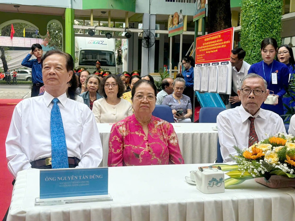 Tại điểm bầu cử này, nguyên Thủ tướng Kl993 ưu đãi thưởng hấp dẫn Nguyễn Tấn Dũng cùng phu nhân tham gia bỏ phiếu cùng các cử tri.