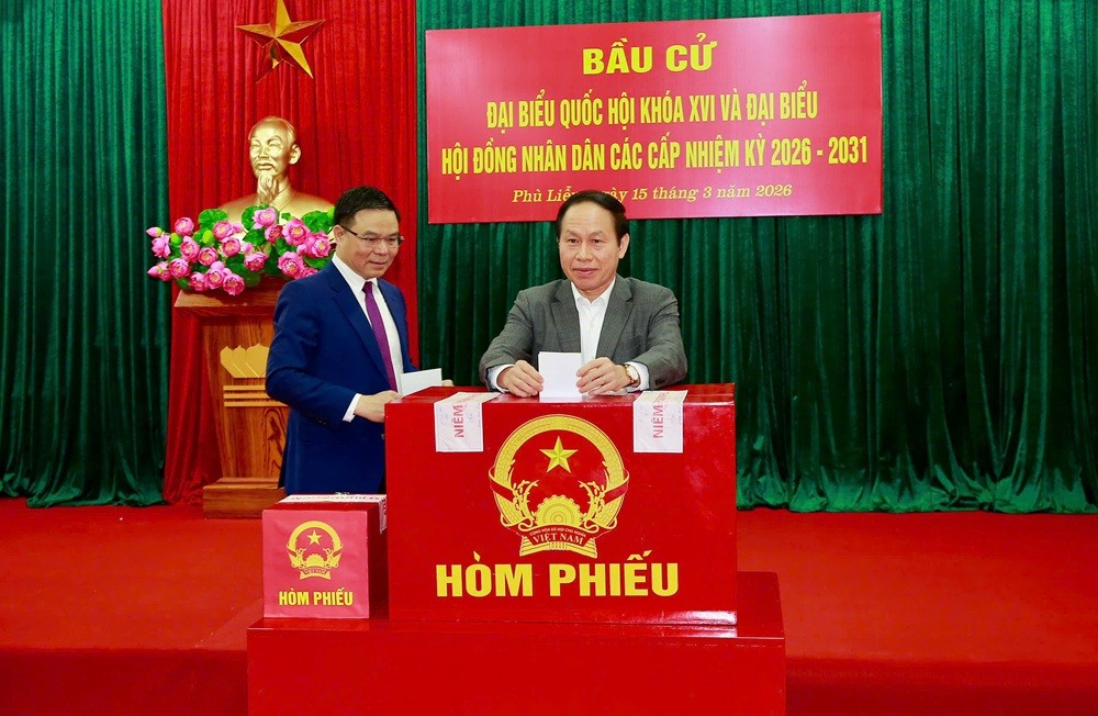 Ông Lê Tiến Châu, Bí thư Thành ủy Hải Phòng và ông Lê Mạnh Hùng, Quyền Bộ trưởng Bộ Công Thương dự khai mạc Ngày bầu cử đại biểu Quốc hội khóa XVI và đại biểu HĐND các cấp, nhiệm kỳ 2026 - 2031 và bỏ phiếu tại khu vực bỏ phiếu số 3 (Nhà Văn hóa sân vận động Gò Công, phường Phù Liễn).