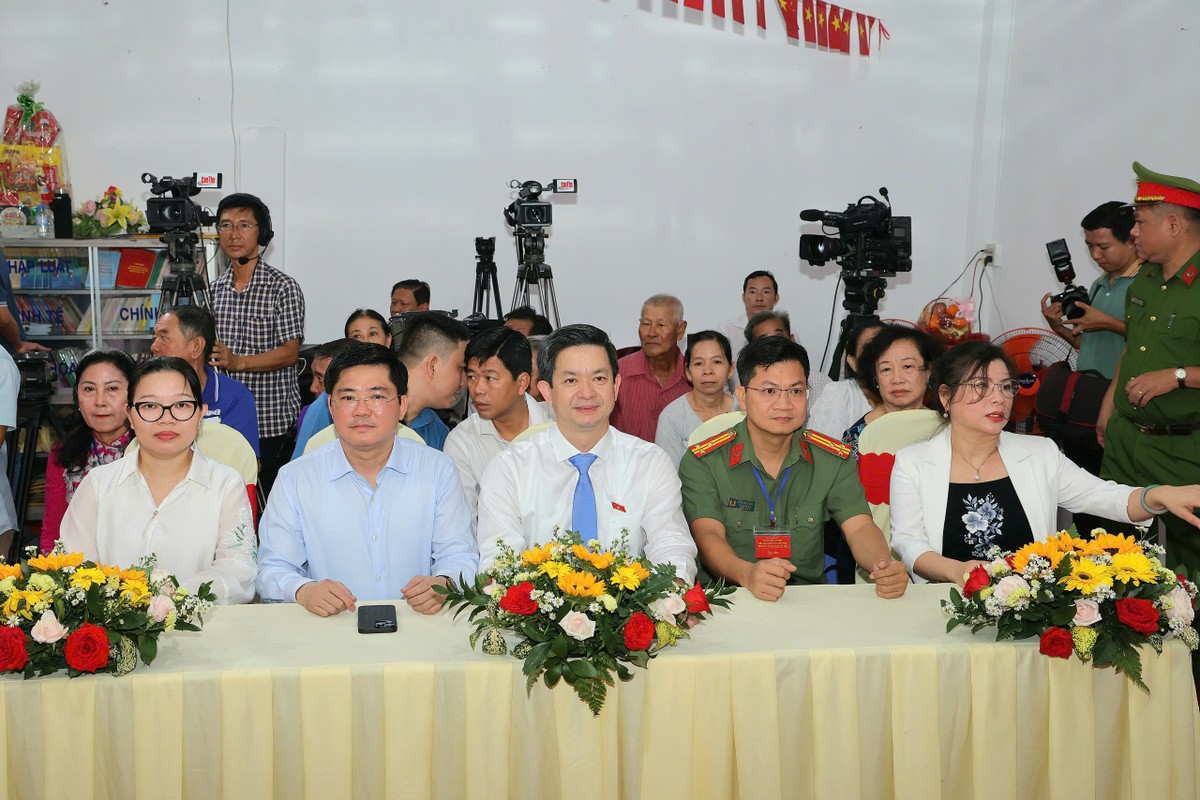 Đại biểu dự Lễ khai mạc ngày bầu cử đại biểu Quốc hội khóa XVI và đại biểu HĐND các cấp nhiệm kỳ 2026 - 2031 tại Tổ bầu cử số 22, phường Ninh Kiều.