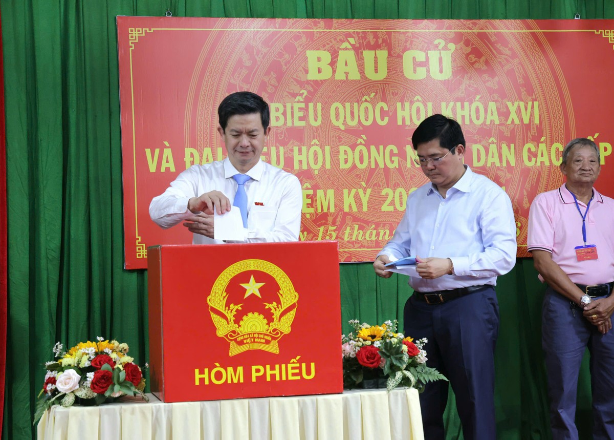 Ông Lê Quang Tùng - Ủy viên Ban Chấp hành Trung ương Đảng, Bí thư Thành ủy Cần Thơ bỏ phiếu tại Khu vực bỏ phiếu số 22, Đơn vị bầu cử số 5, phường Ninh Kiều.
