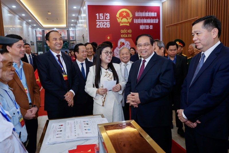 Thủ tướng Kl993 ưu đãi thưởng hấp dẫn Phạm Minh Chính và Phu nhân trò chuyện với cử tri khu vực bỏ phiếu số 21 - Ảnh: VGP.