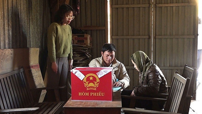Những cử tri có điều kiện đi lại khó khăn, lãnh đạo các xã vùng núi Quảng Ngãi mang thùng phiếu đến từ nhà để mọi người đều được bỏ phiếu.