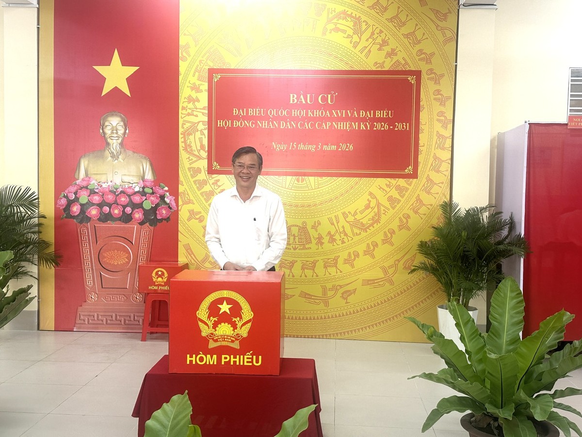 Ông Trương Cảnh Tuyên - Phó Bí thư Thành ủy, Chủ tịch UBND TP. Cần Thơ bỏ phiếu tại Khu vực bỏ phiếu số 3, Đơn vị bầu cử số 1, Phường Tân An.