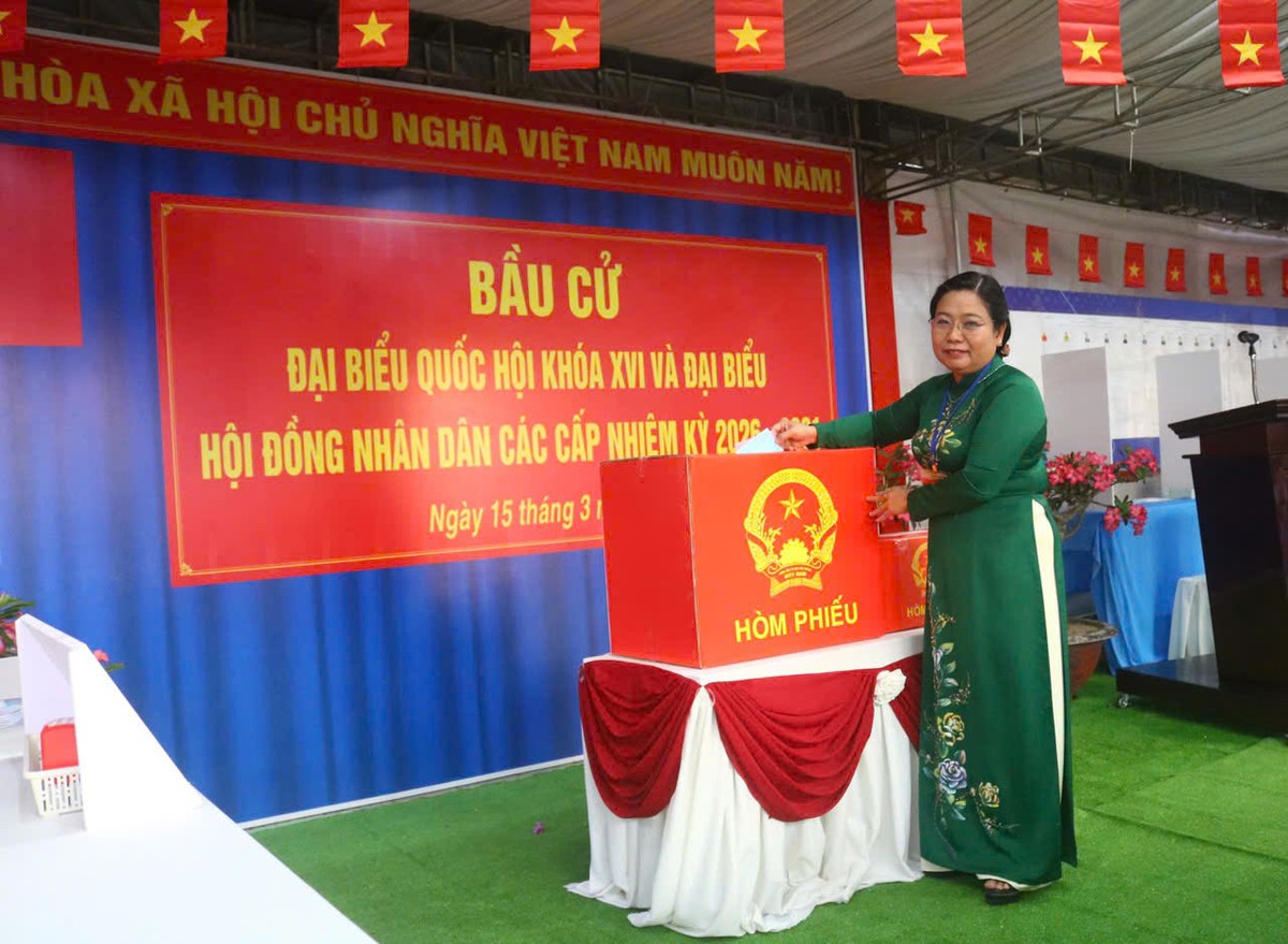 Bà Hồ Thị Cẩm Đào - Phó Bí thư Thành ủy, Chủ tịch Ủy ban MTTQ Việt Nam TP. Cần Thơ bỏ phiếu tại Khu vực bỏ phiếu số 16, Đơn vị bầu cử số 2, phường Mỹ Xuyên.