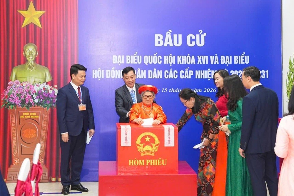 Cụ Nguyễn Thị Khẩn, 96 tuổi - cử tri cao tuổi phường Hải An đi bỏ phiếu.
