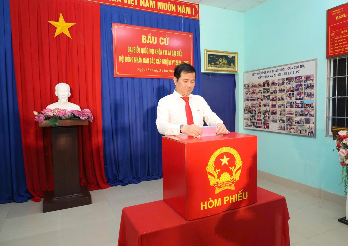 Ông Trần Văn Huyến - Phó Bí thư Thành ủy Cần Thơ bỏ phiếu tại Khu vực bỏ phiếu số 13, Đơn vị bầu cử số 5, phường Vị Thanh.