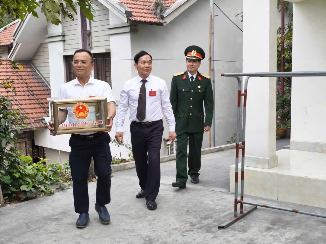 Tổ bầu cử sử dụng hòm phiếu phụ mang đến tận nơi để cử tri cao tuổi, người ốm đau hoặc gặp khó khăn trong việc đi lại.