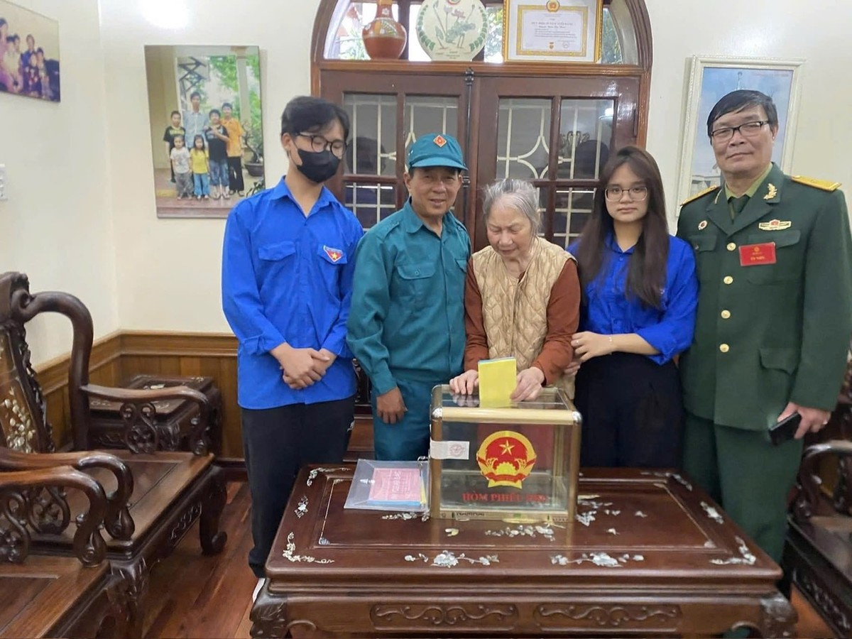 Việc tổ chức bỏ phiếu được chuẩn bị chu đáo, bảo đảm đúng quy định, giúp những cử tri gặp khó khăn trong việc đi lại vẫn có thể thực hiện quyền và nghĩa vụ của mình.