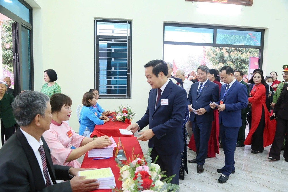 Ông Phạm Quang Ngọc, Chủ tịch UBND tỉnh Hưng Yên tham gia bỏ phiếu tại Khu vực bỏ phiếu số 16 xã Quỳnh Phụ. Ông Phạm Quang Ngọc, Chủ tịch UBND tỉnh Hưng Yên tham gia bỏ phiếu tại Khu vực bỏ phiếu số 16 xã Quỳnh Phụ.