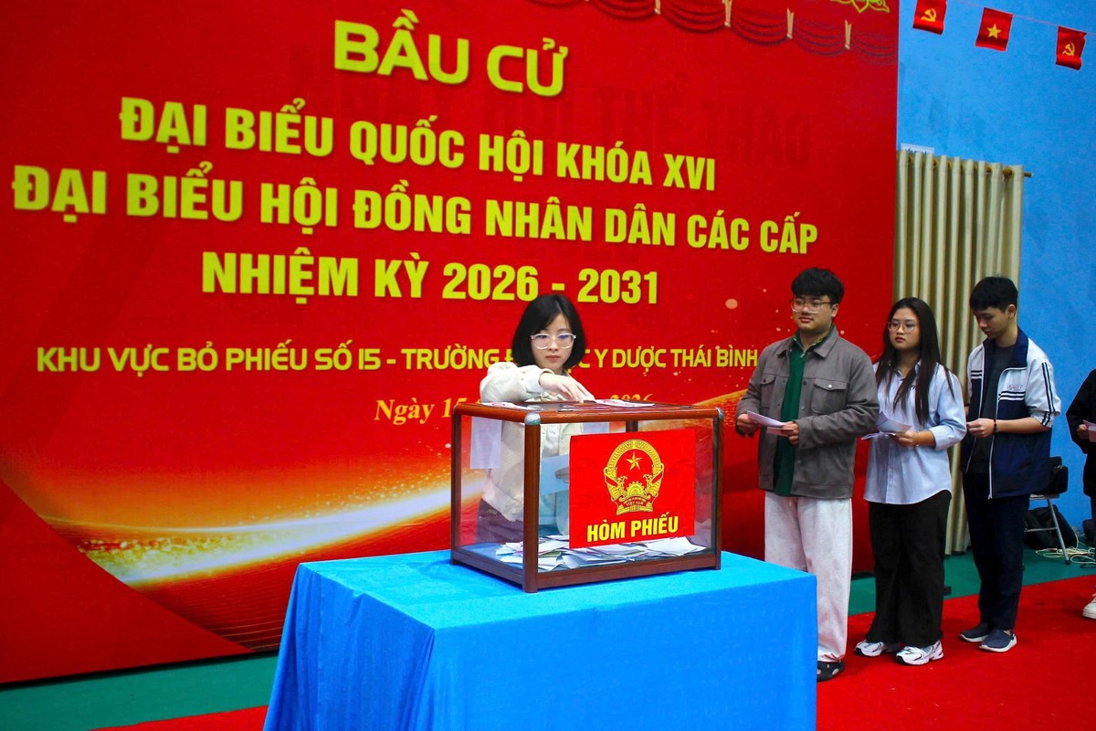 Sinh viên Trường Đại học Y Dược Thái Bình thực hiện bỏ phiếu bầu cử Sinh viên Trường Đại học Y Dược Thái Bình thực hiện bỏ phiếu bầu cử