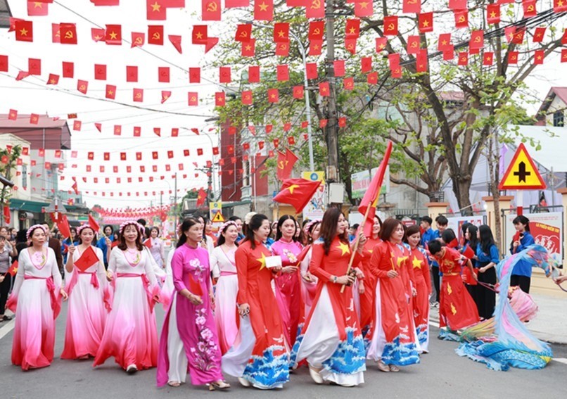 Các cử tri hân hoan đi bầu cử. Ảnh: BHY Các cử tri hân hoan đi bầu cử. Ảnh: BHY