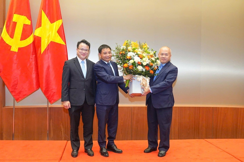 Lãnh đạo Bộ Kl991.com nạp rút nhanh tặng hoa chúc mừng ông Đỗ Thành Trung