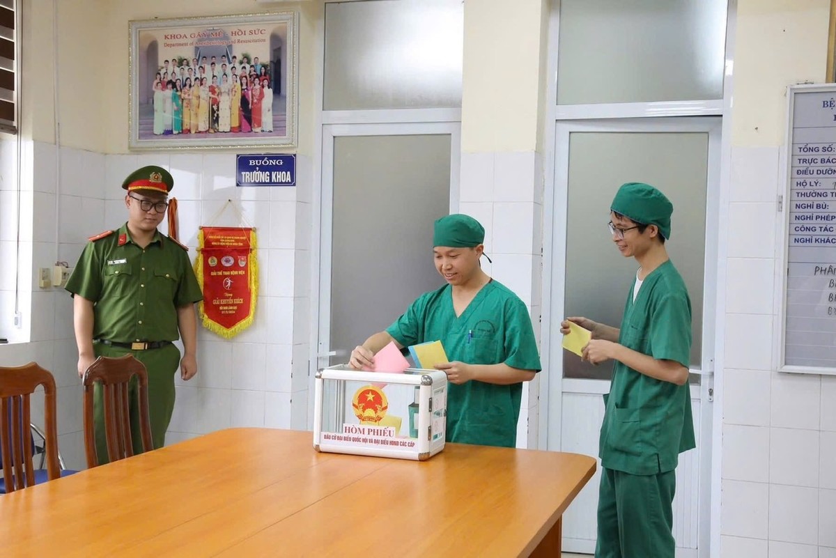 Các y, bác sĩ Bệnh viện Đa khoa tỉnh Quảng Ninh thực hiện bỏ phiếu bầu cử ngay tại bệnh viện.