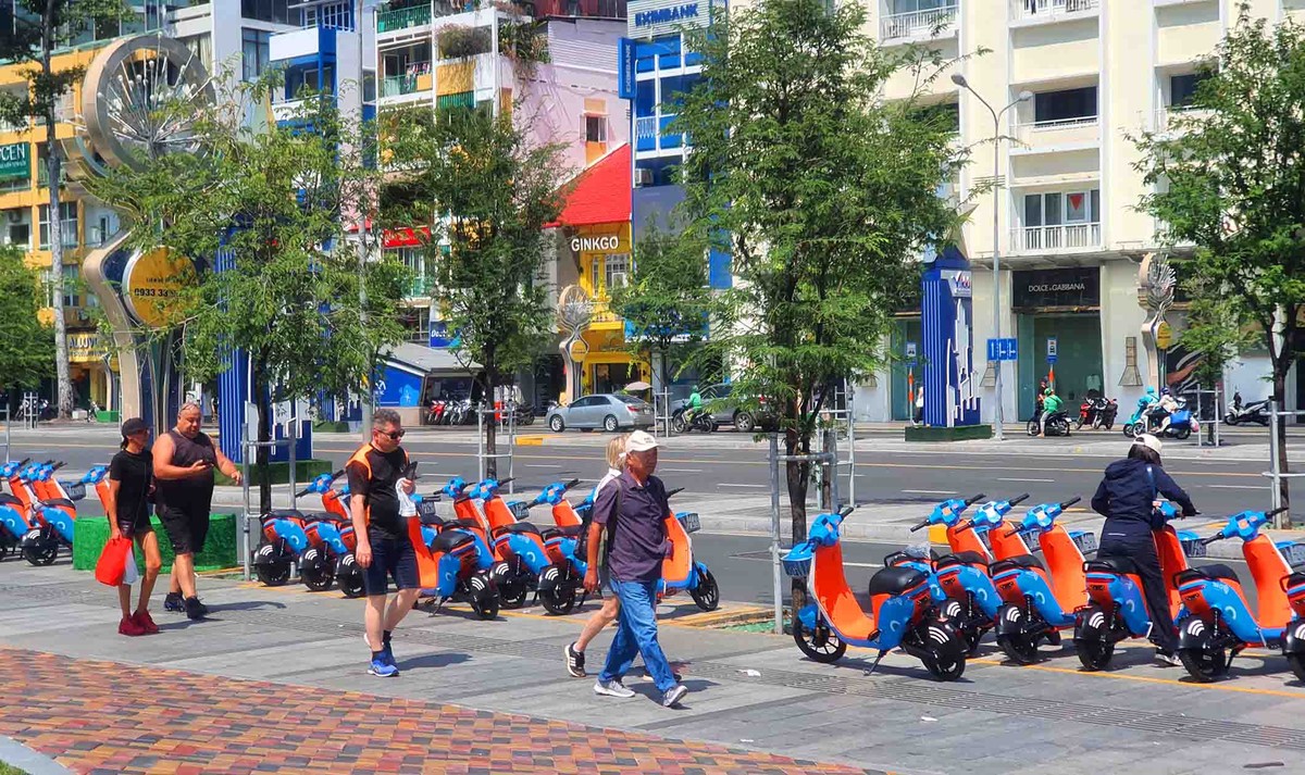 Kl991.com World Cup 2026 Chính Thức bố trí loạt xe trên đường Lê Lợi, phường Sài Gòn nơi nhộn nhịp du khách qua lại.