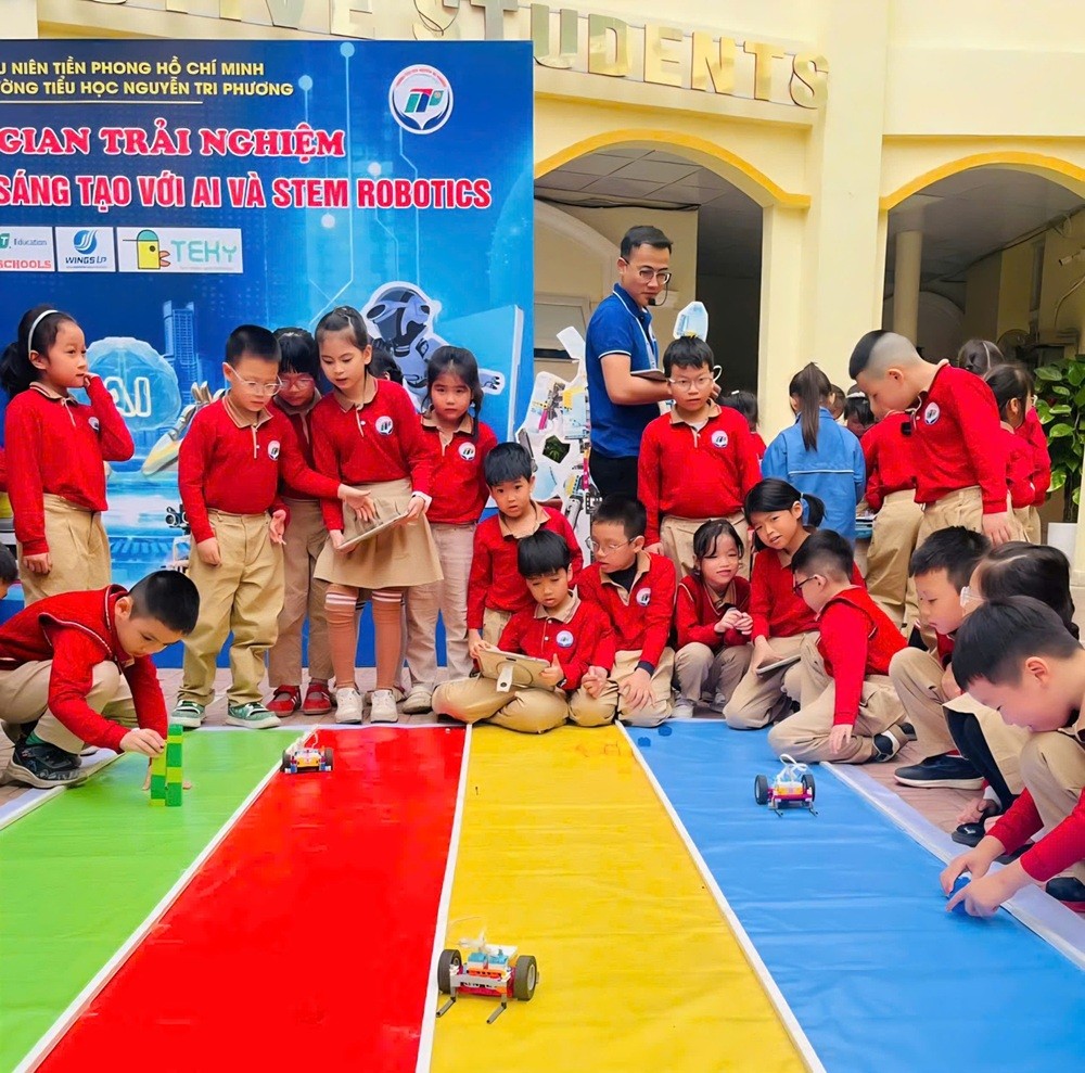Học sinh trường Tiểu học Nguyễn Tri Phương (phường Hồng Bàng) trải nghiệm sáng tạo AI và STEM Robotics.