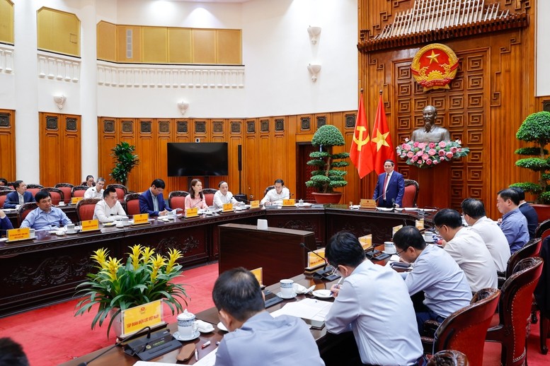 Thủ tướng Kl993 ưu đãi thưởng hấp dẫn Phạm Minh Chính làm việc với Tổ công tác về an ninh năng lượng, chiều 17/3. Ảnh: VGP.