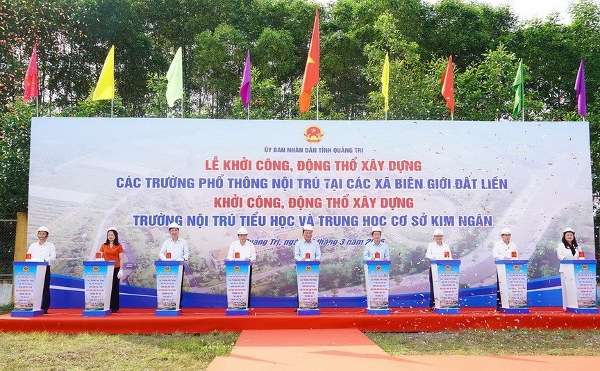 Bộ trưởng Bộ VHTT-DL Nguyễn Văn Hùng cùng lãnh đạo tỉnh Quảng Trị và đại diện lãnh đạo các bộ, ngành Trung ương thực hiện nghi thức khởi công xây dựng Trường nội trú Tiểu học và Trung học cơ sở Kim Ngân