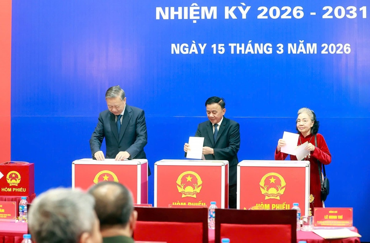 Tổng Bí thư Tô Lâm, Thường trực Ban Bí thư Trần Cẩm Tú bỏ phiếu tại đơn vị bầu cử số 1, TP Hà Nội. Ảnh: Đức Thanh