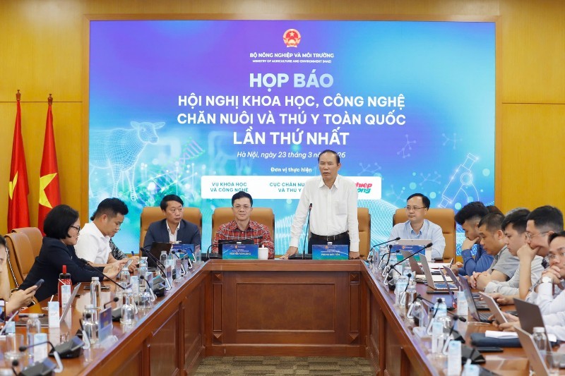 Thứ trưởng Bộ Nông nghiệp và Môi trường Phùng Đức Tiến phát biểu tại họp báo.