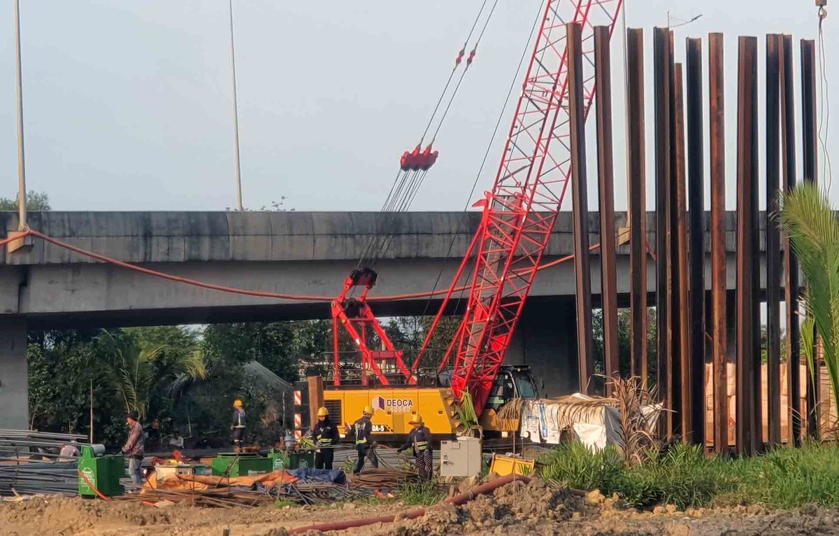 Công nhân làm việc xuyên nhiều khung giờ, tranh thủ điều kiện thời tiết thuận lợi để đẩy nhanh tiến độ. Công nhân làm việc xuyên nhiều khung giờ, tranh thủ điều kiện thời tiết thuận lợi để đẩy nhanh tiến độ.