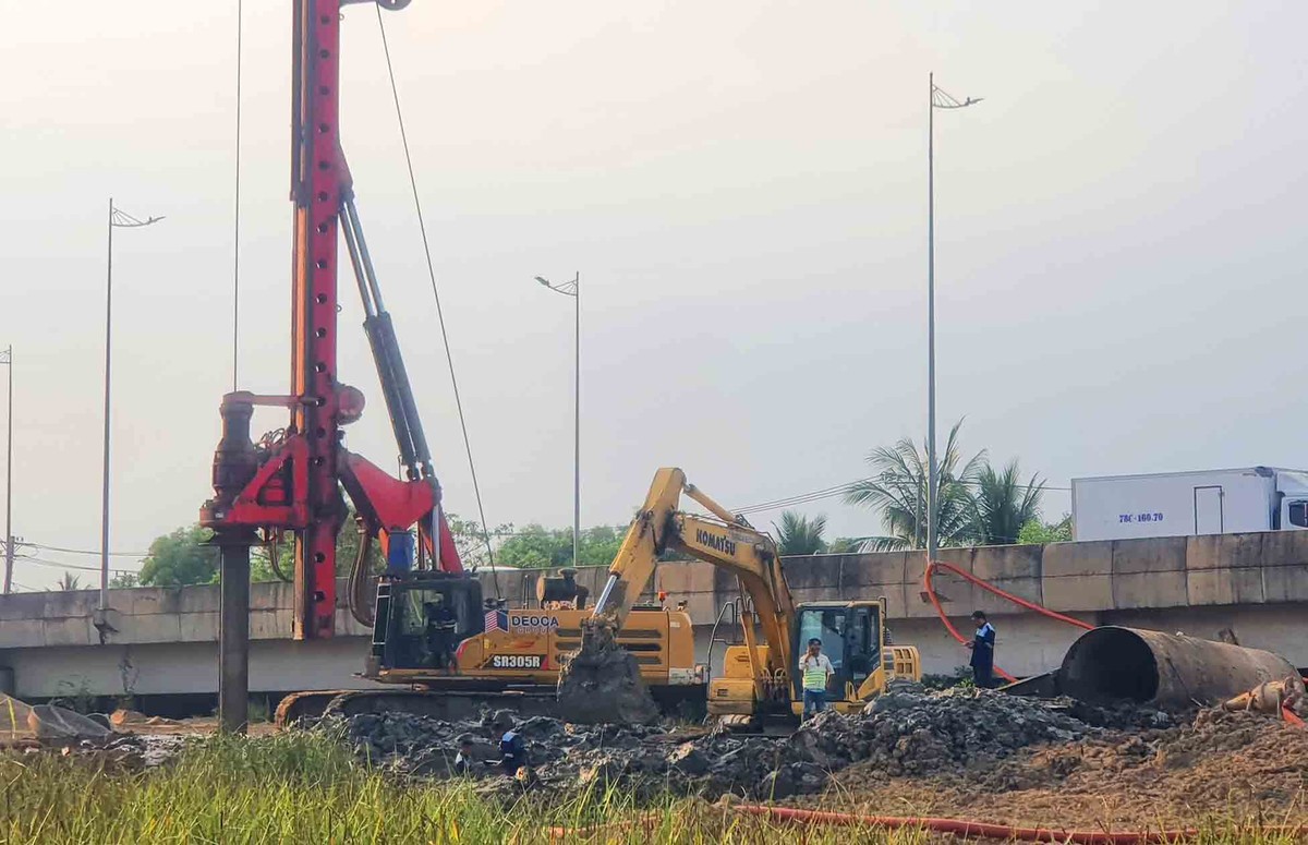 Một bên là dòng xe lưu thông đông đúc, một bên là công trường thi công kéo dài theo hành lang tuyến. Một bên là dòng xe lưu thông đông đúc, một bên là công trường thi công kéo dài theo hành lang tuyến.