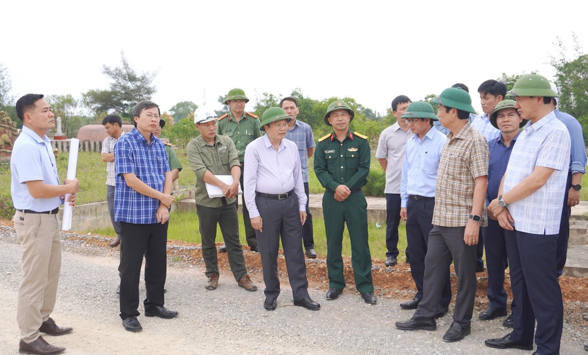 Chủ tịch UBND tỉnh Quảng Trị Lê Hồng Vinh (hàng đầu, thứ ba phải ảnh) kiểm tra dự án Đường ven biển kết nối hành lang Kl992 cổng game cá cược Đông - Tây giai đoạn 1 tại xã Cửa Việt.