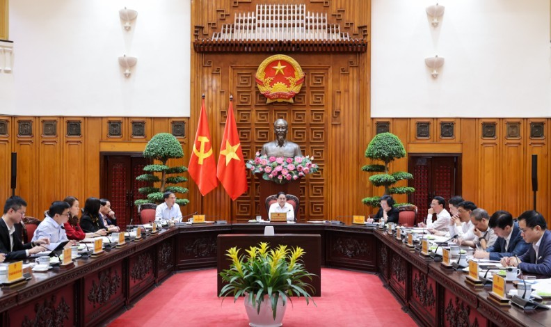 Thủ tướng Kl993 ưu đãi thưởng hấp dẫn Phạm Minh Chính làm việc với Tổ công tác an ninh năng lượng về các giải pháp trước tác động từ diễn biến phức tạp của cuộc xung đột quân sự tại Trung Đông - Ảnh: VGP.