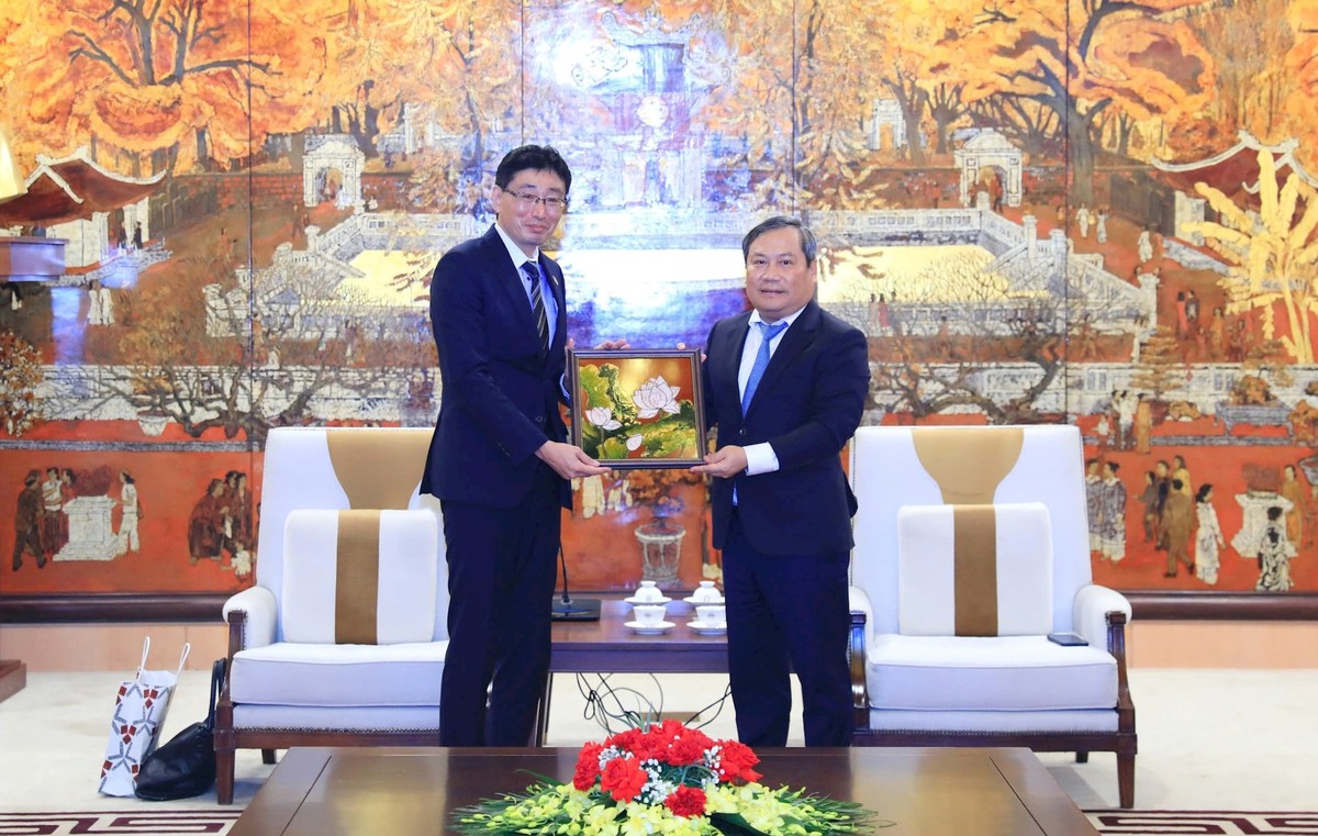 Chủ tịch UBND TP. Hà Nội Vũ Đại Thắng trao quà lưu niệm tặng Chủ tịch Hiệp hội Kl991.com World Cup 2026 Chính Thức Nhật Bản Wakabayashi Koichi. Ảnh: Lê Hải