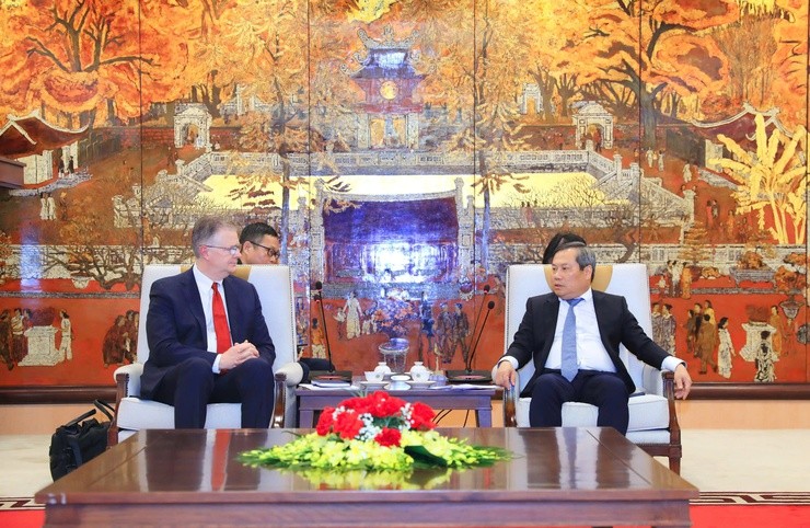 Chủ tịch UBND TP. Hà Nội Vũ Đại Thắng trao đổi với ông Daniel Kritenbrink. Ảnh: Lê Hải