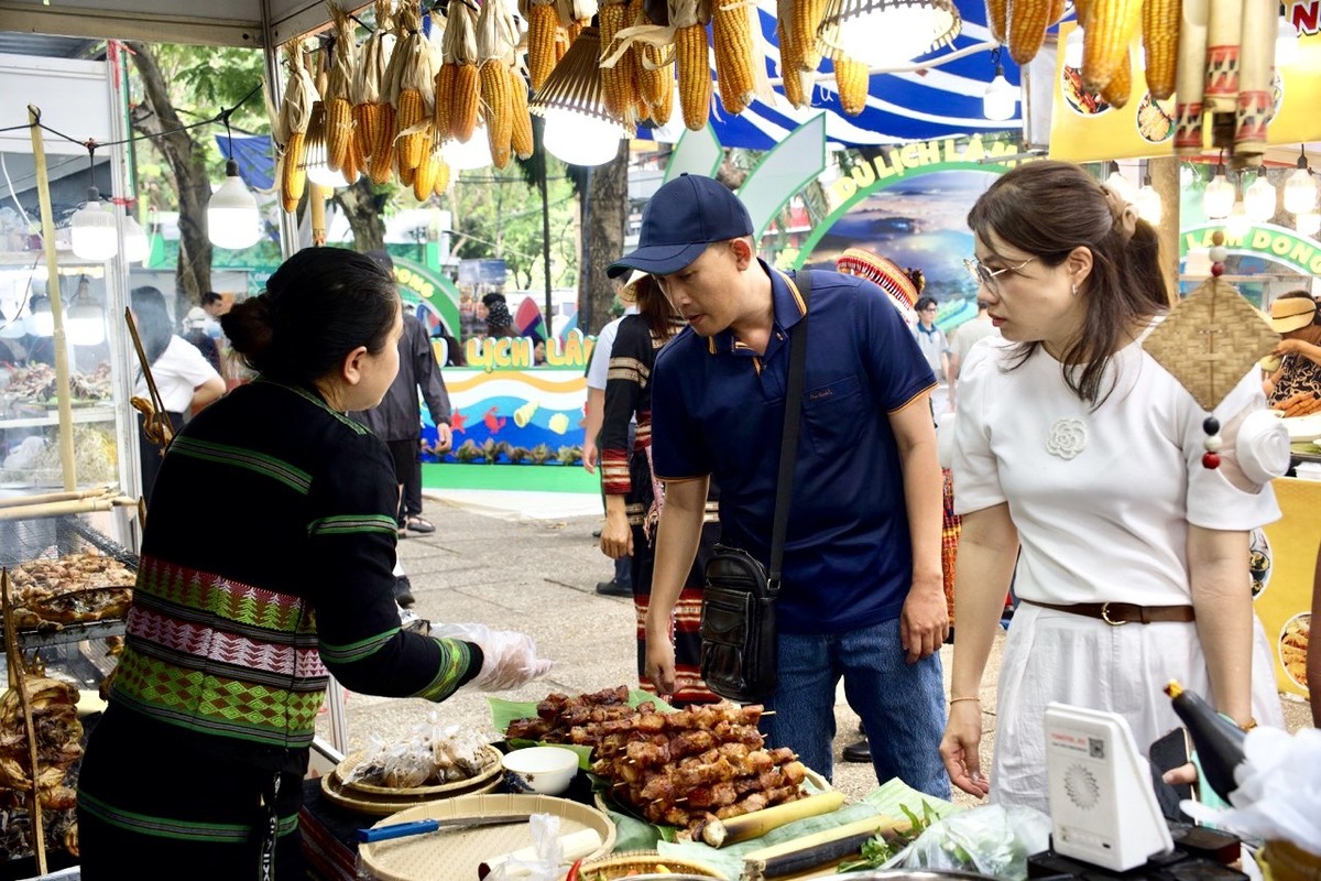 Ngoài khu vực Kl991.com World Cup 2026 Chính Thức tập trung giới thiệu các chương trình kích cầu trọng điểm, Ngày hội Du lịch TP.HCM năm nay còn có khu vực địa phương, tái hiện hình ảnh điểm đến thông qua không gian văn hóa, ẩm thực, sản phẩm thủ công mỹ nghệ và quà tặng bản địa đặc trưng.