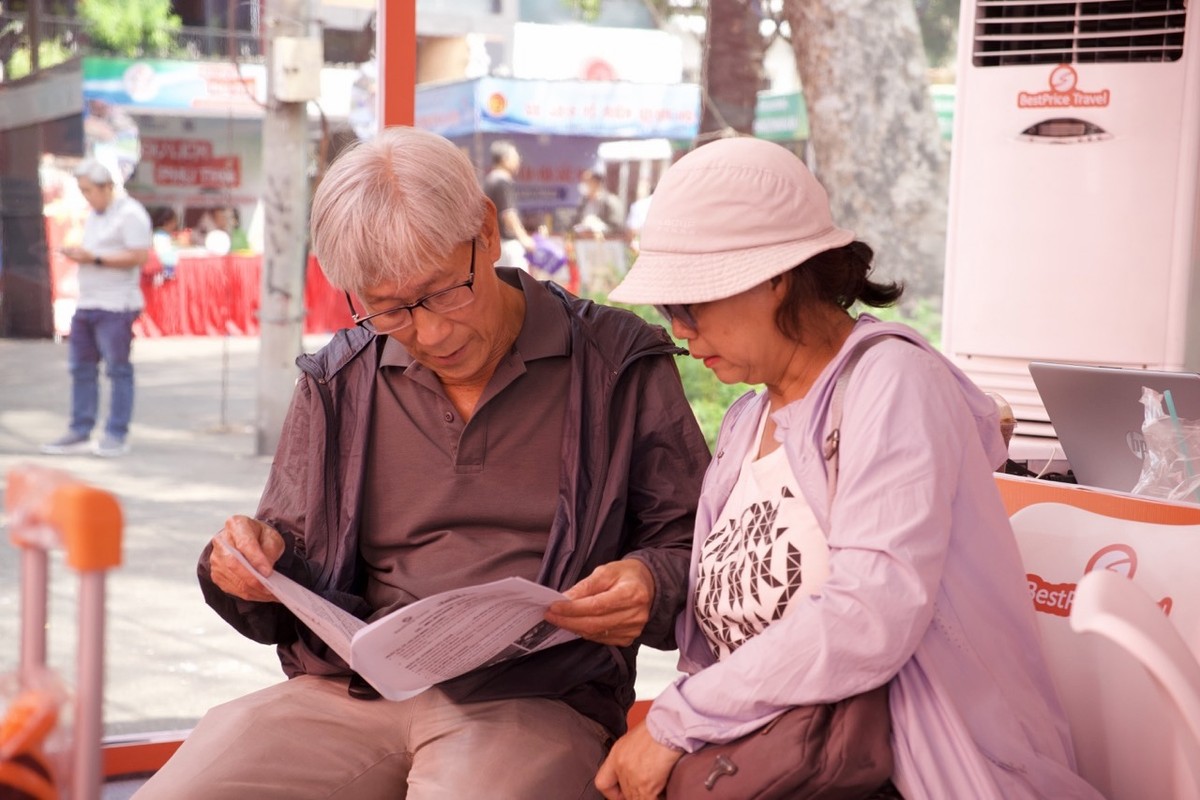 “Nhằm kích cầu du lịch hè, chúng tôi tung ra loạt sản phẩm mới, nổi bật là các gói combo giá cố định, giúp du khách chủ động hơn trong việc hoạch định chi phí. Ở mảng tour quốc tế, Kl991.com World Cup 2026 Chính Thức không chỉ giữ giá ổn định mà còn đẩy mạnh ưu đãi ngay tại hội chợ. Cụ thể, khách đặt tour Trung Quốc có thể được giảm khoảng 500.000 đồng/người, kèm quà tặng như vali du lịch, gia tăng sức hút cho mùa cao điểm”, ông Tú chia sẻ.