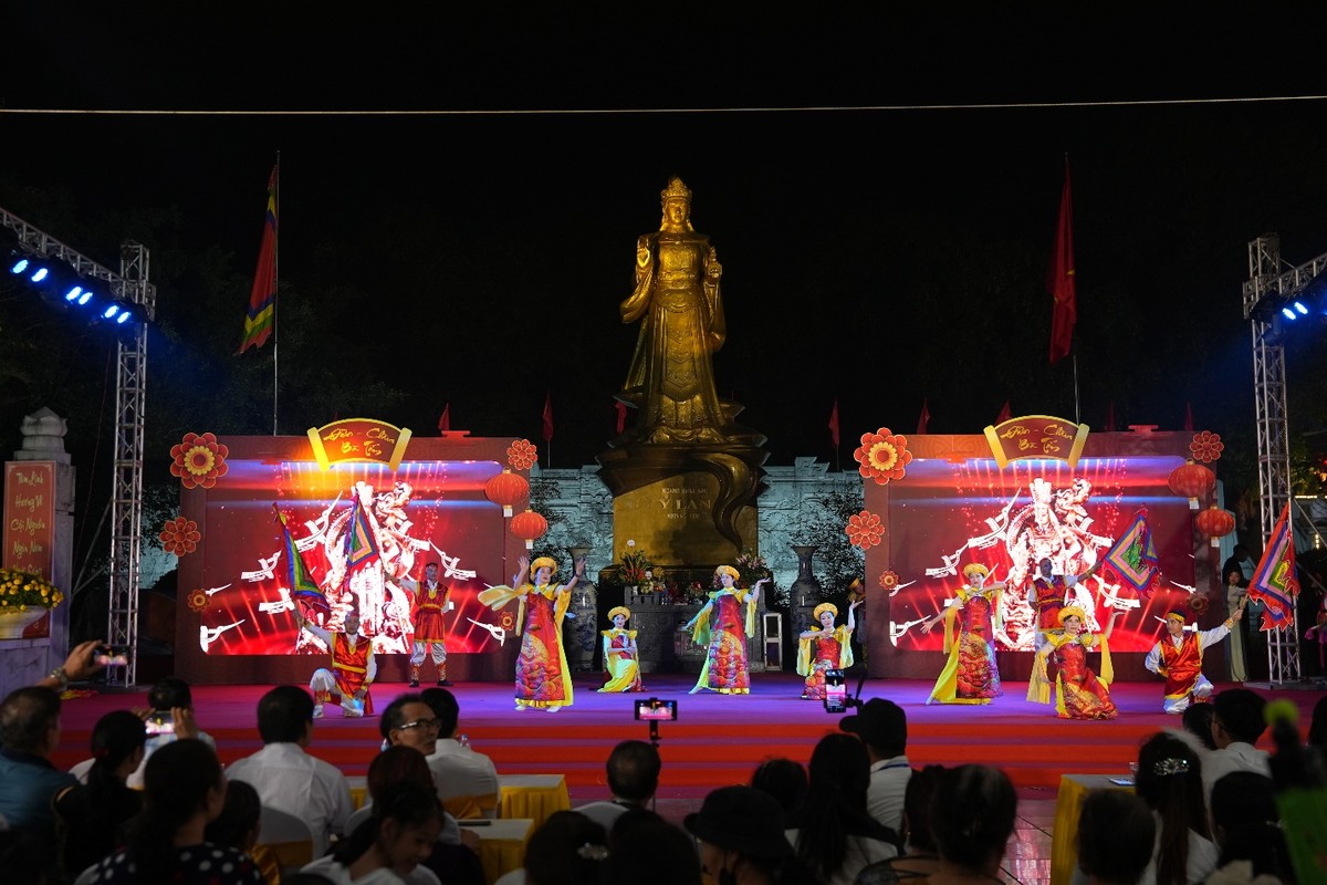 Đặc sắc đêm liên hoan nghệ thuật quần chúng chào mừng Lễ hội Đền - Chùa Bà Tấm năm 2026, tối 5/4/2026.