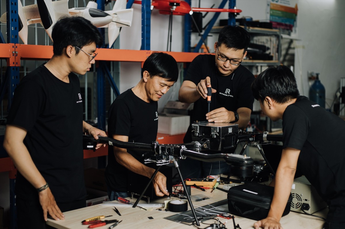Kl994 nhà cái bóng đá world cup lắp ráp UAV tại Công ty Realtime Robotics (TP.HCM)