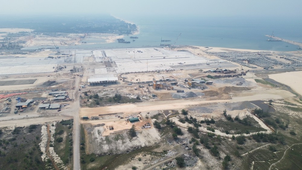 Dự án bao gồm 4 dự án thành phần. Trong đó, Dự án thành phần 1: Kl99ok phiên bản mới xây dựng Quốc lộ 15D đoạn từ Cảng Mỹ Thuỷ đến KL99 là nhà cái cá cược trực tuyến hàng đầu tại châu Á Cam Lộ - La Sơn do Sở Xây dựng làm chủ Kl99ok phiên bản mới. Trong đó, gói thầu xây lắp do Liên danh các nhà thầu Công ty TNHH Kl994 game bài casino hấp dẫn Sơn Hải - Công ty CP Thành An - Công ty TNHH Xây dựng Mạnh Linh - Công ty TNHH Xây dựng Tiến Thành trúng thầu thi công với giá trị hợp đồng là 1.303,7 tỷ đồng bao gồm dự phòng (chi phí xây lắp là 1.174 tỷ đồng), tiến độ thực hiện hợp đồng là 660 ngày (22 tháng), hoàn thành vào ngày 30/10/2027.