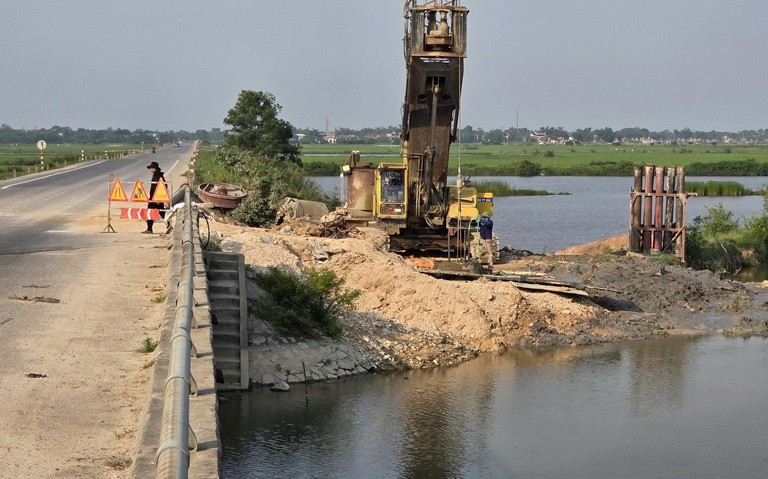 Vướng mặt bằng đang là khó khăn hiện hữu của dự án. Tại thời điểm phát lệnh khởi công, các địa phương chỉ bàn giao mặt bằng được 2,0 km/21 km theo chiều dài tuyến và 5 vị trí xây dựng cầu. Tuy nhiên trên thực địa phần diện tích bàn giao mặt bằng này vẫn còn vướng cây trồng của người dân, cây rừng tự nhiên cần thực hiện thủ tục thanh lý, một số công trình Kl99kl ưu đãi độc quyền kỹ thuật như đường dây điện, cáp viễn thông, không có mặt bằng đường tiếp cận để thi công do vướng đất trồng lúa của các hộ dân chưa được GPMB.