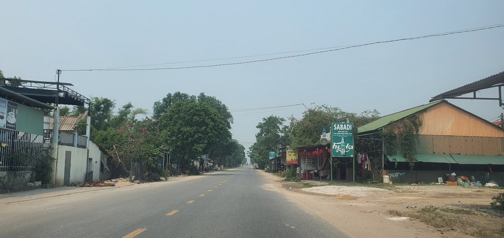 Theo Kế hoạch GPMB, UBND xã Diên Sanh hoàn thành 30/7/2026; UBND xã Vĩnh Định hoàn thành 14/5/2026 và thêm 40 ngày trường hợp cưỡng chế; UBND xã Mỹ Thuỷ hoàn thành ngày 10/6/2026. Theo tính toán, thời gian chờ lún cố kết là 10,5 tháng, thời gian thi công nền đường tối thiểu 3 tháng, tổng thời gian thi công nền tối thiểu là 13,5 tháng. Nếu dự án không bàn giao được mặt bằng trước 30/4/2026 sẽ không đạt được đường găng tiến độ thi công.