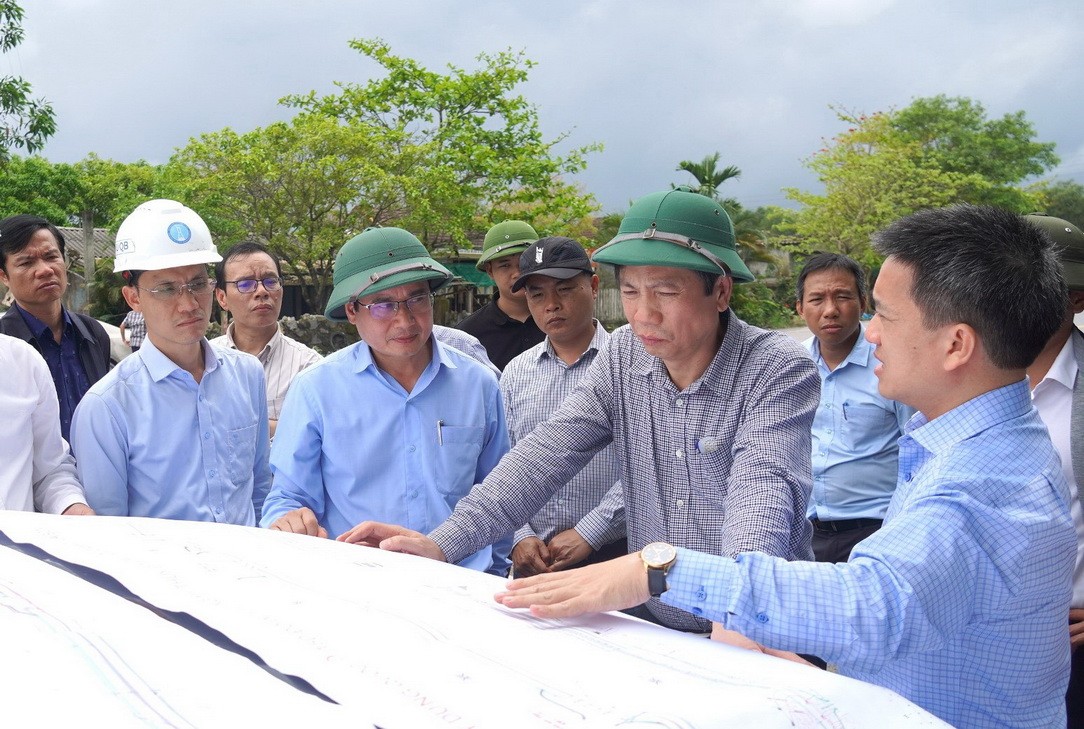 Ông Trương Chí Trung, Giám đốc Sở Xây dựng Quảng Trị (thứ tư từ trái ảnh) cho biết, Sở đã đề nghị UBND tỉnh có văn bản chỉ đạo UBND các xã Mỹ Thủy, Vĩnh Định, Diên Sanh và các sở ngành liên quan tập trung thực hiện hoàn thành công tác GPMB, bàn giao từng phần, đảm bảo bàn giao toàn bộ mặt bằng sạch chậm nhất trước ngày 30/4/2026. Đồng thời, kiến nghị UBND tỉnh báo cáo Ban Thường vụ Tỉnh ủy xem xét chỉ đạo Ban Thường vụ Đảng ủy các địa phương, Đảng ủy UBND tỉnh, Đảng ủy Công an tỉnh để huy động toàn bộ hệ thống Kl991.com tải ứng dụng vào cuộc, tuyên truyền vận động người dân đồng thuận trong công tác bồi thường GPMB đảm bảo đường găng tiến độ đề ra.