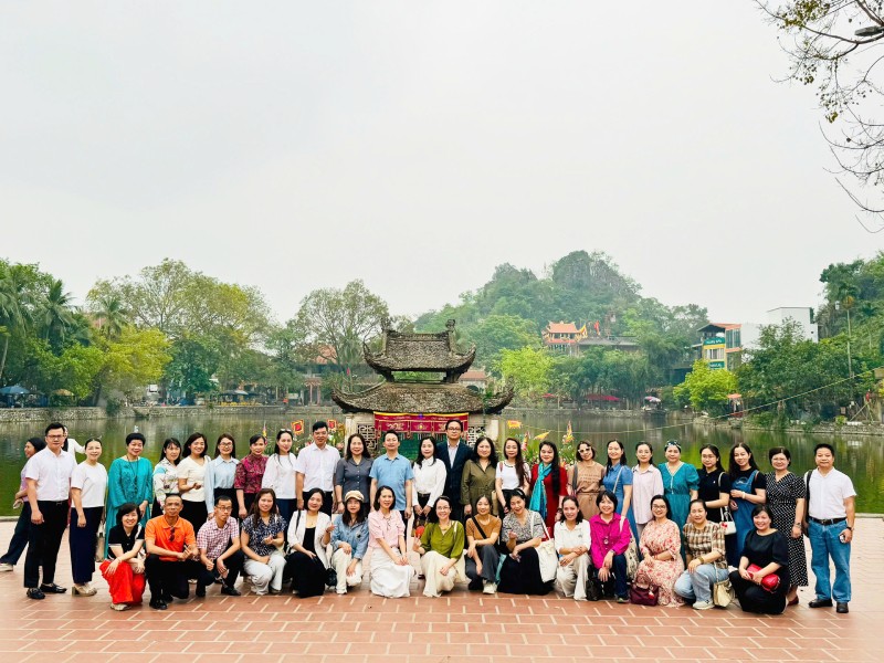 Các đại biểu chụp hình lưu niệm tại di tích quốc gia đặc biệt chùa Thầy, xã Quốc Oai, sáng 8/4/2026. Ảnh: Hồ Hạ.