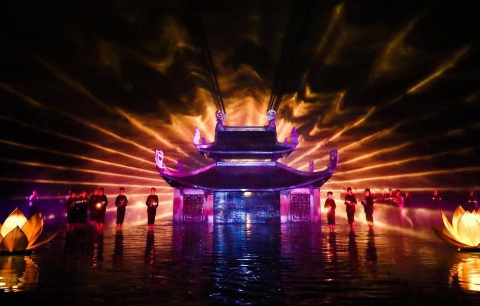 Show diễn thực cảnh Tinh hoa Bắc Bộ là một trong những "thỏi nam châm" hút khách đến xã Quốc Oai.
