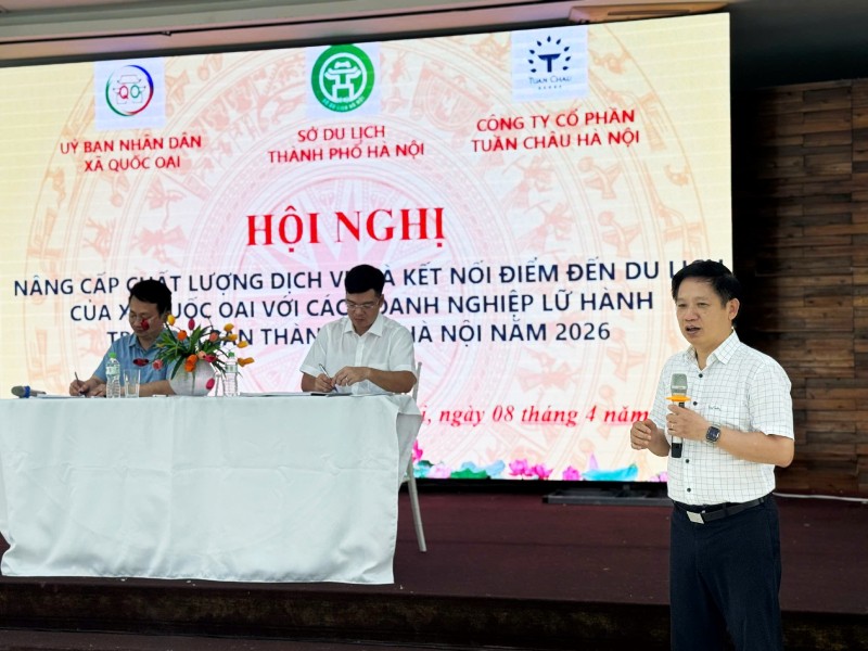 Ông Phùng Quang Thắng, Chủ tịch Liên chi hội Du lịch xanh Việt Nam "hiến kế" cho du lịch xã Quốc Oai. Ảnh: Hồ Hạ.